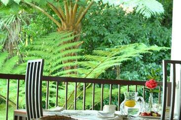 تختخواب و صبحانه Du Barry Guest House