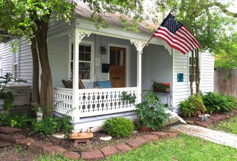 Bed and Breakfast Comal Inn