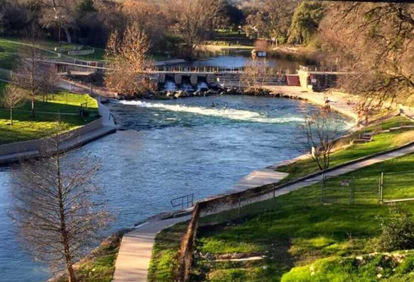 Bed and Breakfast Comal Inn