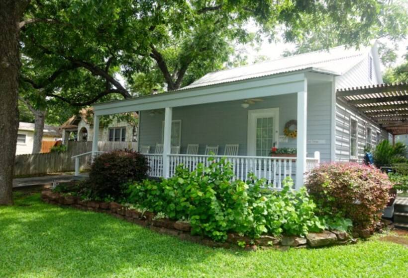 Bed and Breakfast Comal Inn