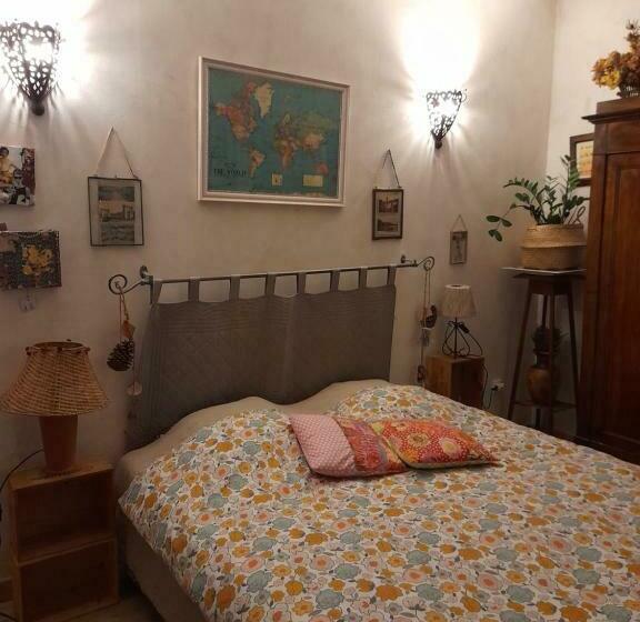 住宿加早餐  Cocon Provençal   T1 25m2   Sdb   Terrasse Privée & Accès Piscine à Saint Chamas