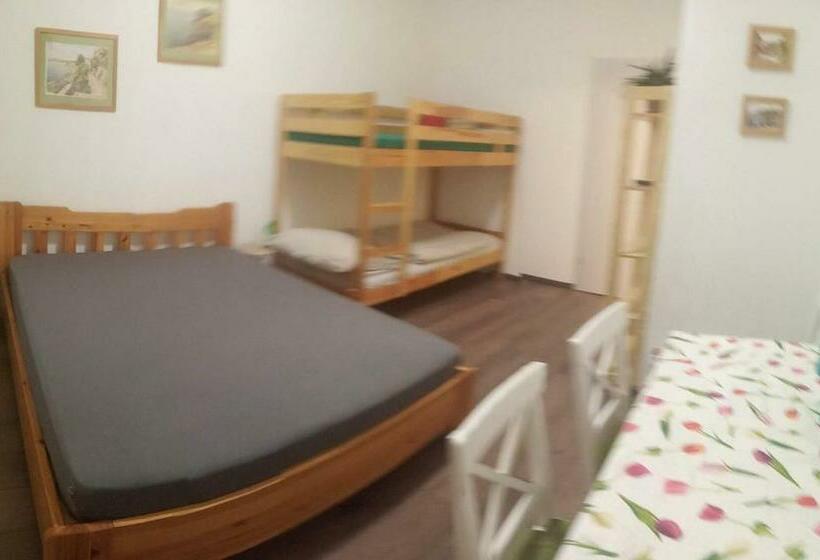 فندق صغير Esztergom Central