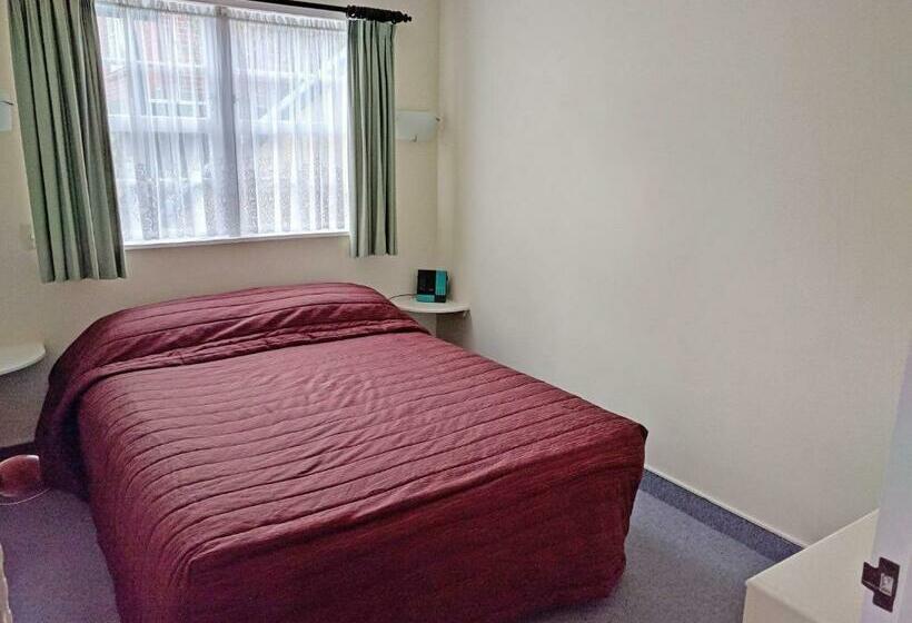 הוסטל The Cave Motel