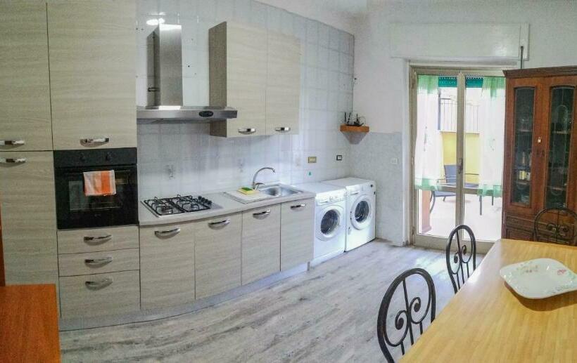 پانسیون Metro Guest House