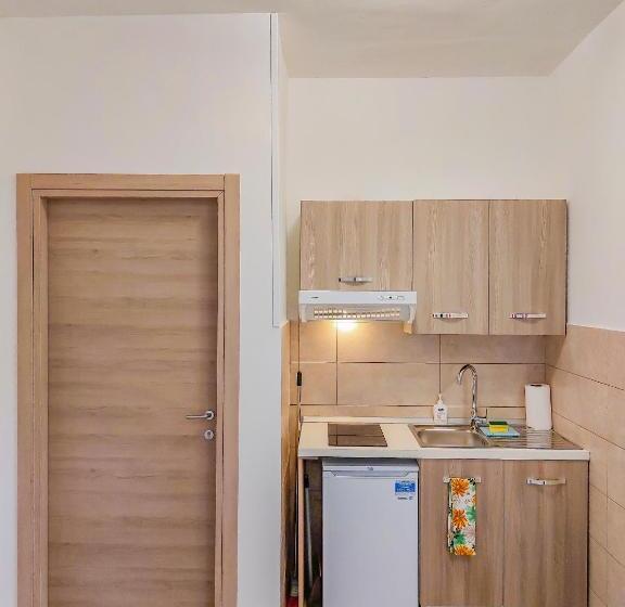 پانسیون Metro Guest House
