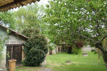 تختخواب و صبحانه La Maison D Alienor