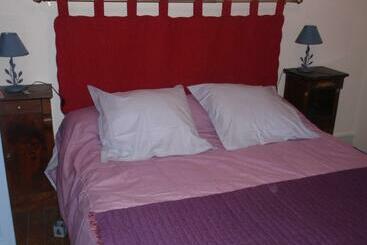 تختخواب و صبحانه La Maison D Alienor