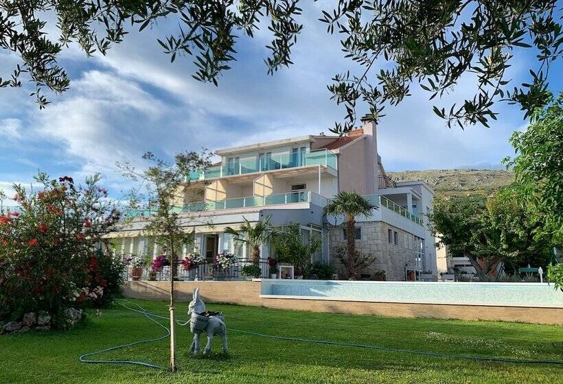 مسافرخانه Villa Pitomcia