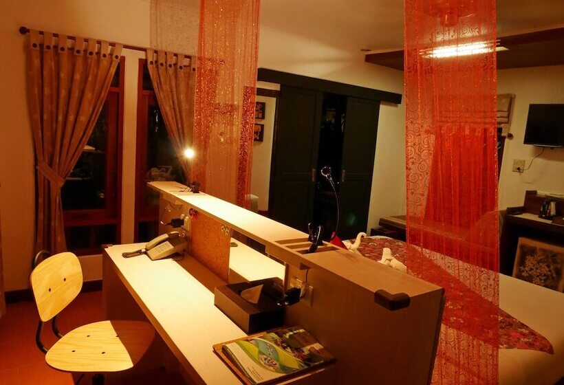 هتل Bangtao Beach Chalet Resort