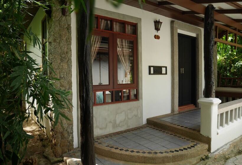 هتل Bangtao Beach Chalet Resort