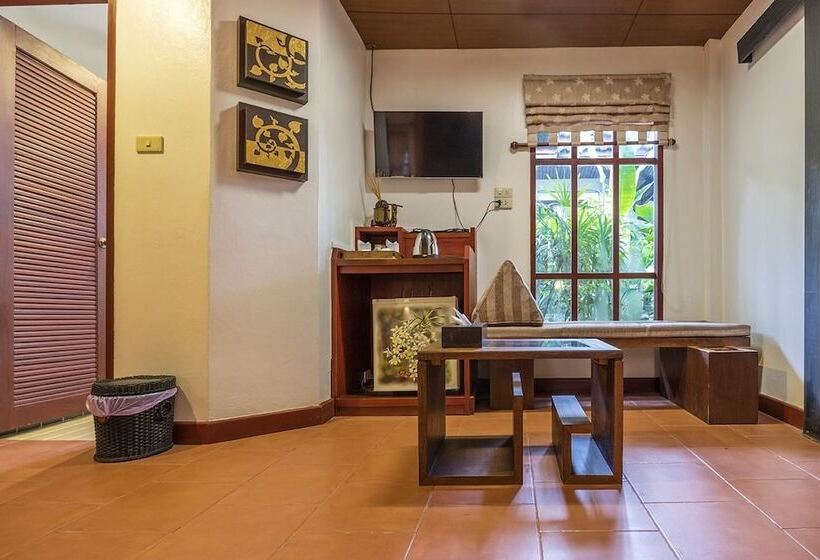 هتل Bangtao Beach Chalet Resort