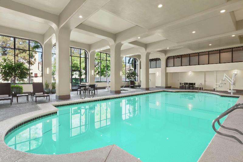 فندق Embassy Suites By Hilton Arcadia Pasadena Area
