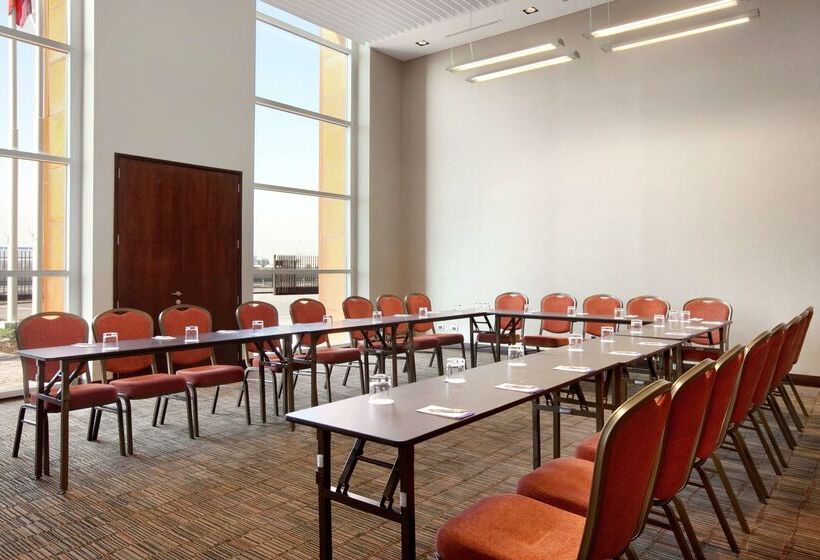 هتل Hilton Garden Inn Santiago Airport