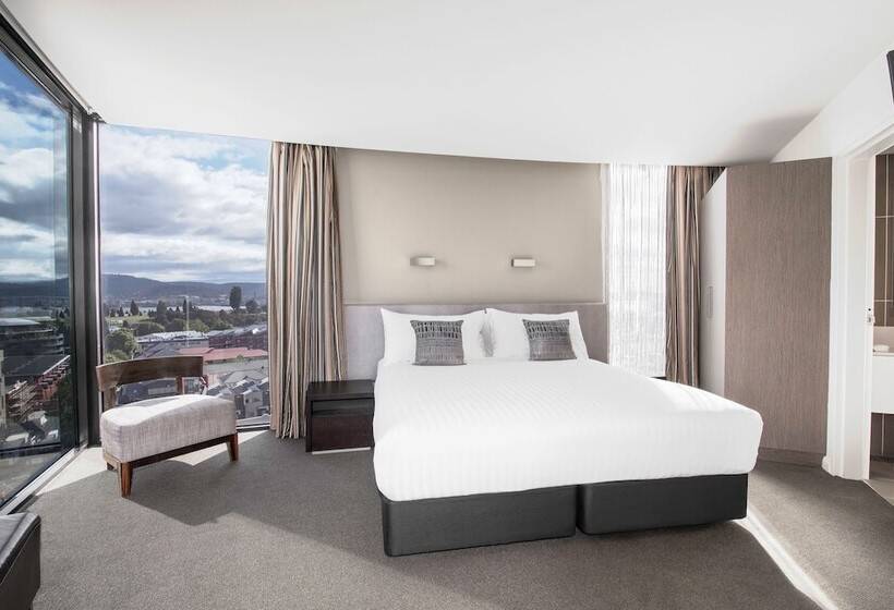 هتل Mantra Collins