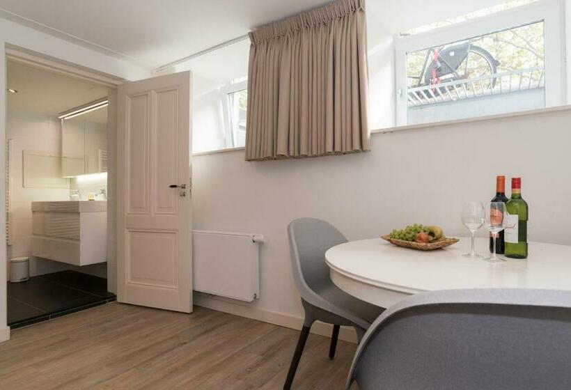 مبيت وإفطار Nassau Canal Suites