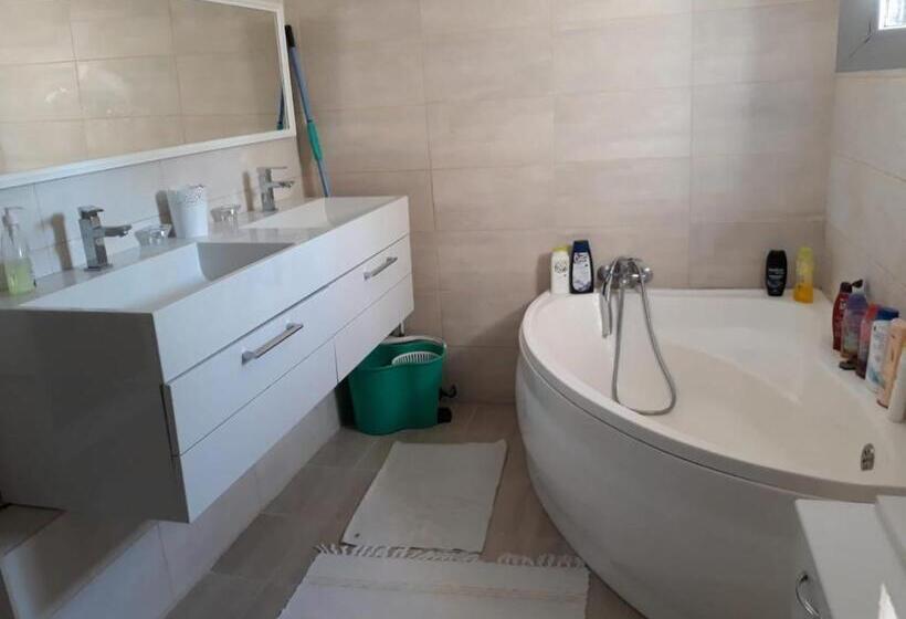 تختخواب و صبحانه Casa Sannicolau