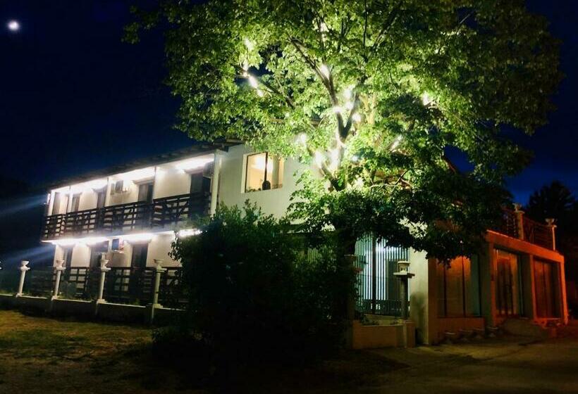 هتل Villa Adrian