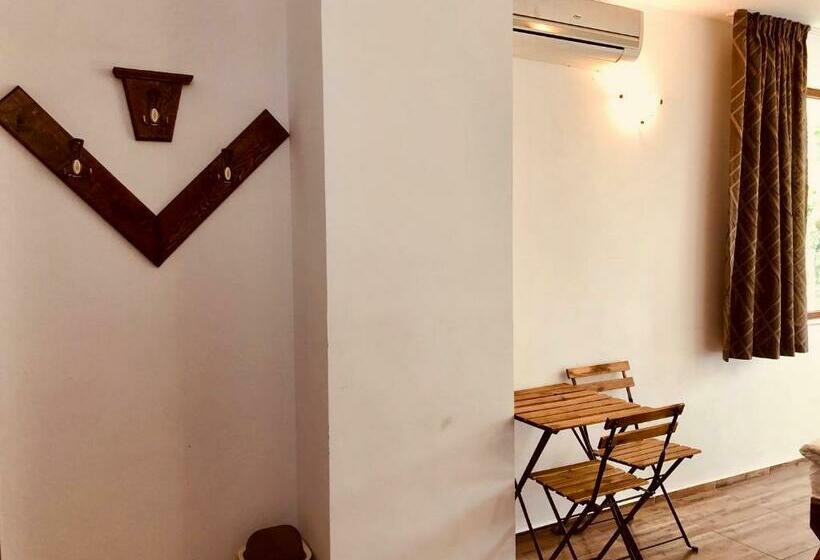 هتل Villa Adrian