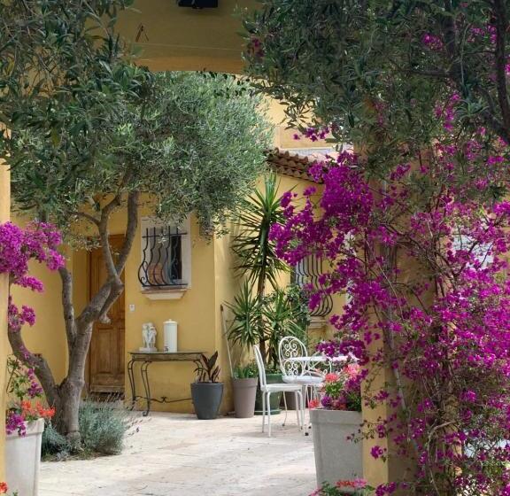 تختخواب و صبحانه Chambres De La Terre Blanche