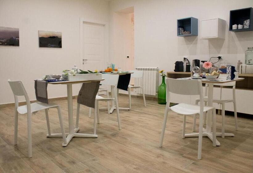 تختخواب و صبحانه Fanà