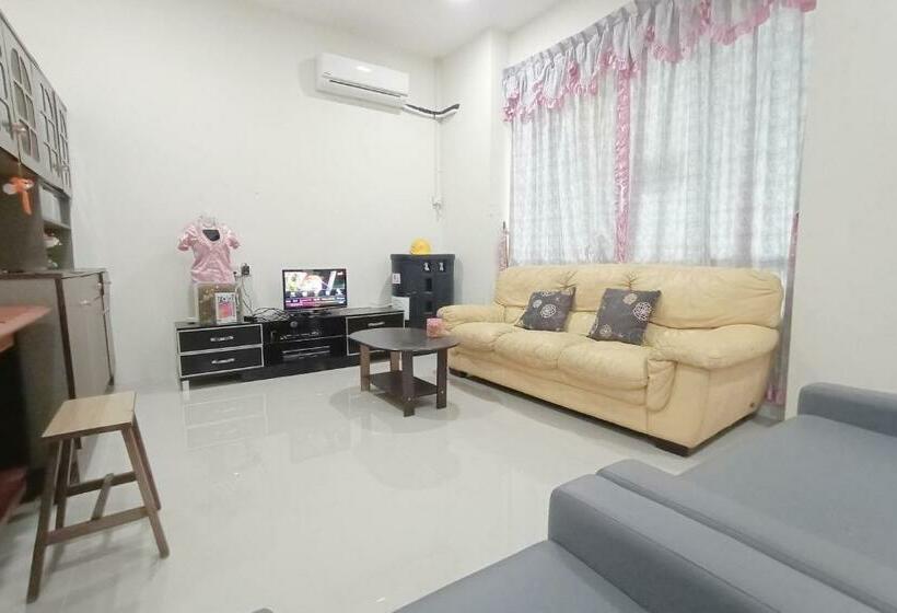 בית מלון כפרי Oyo 90187 Hello Kitty Homestay  Gated Sibu