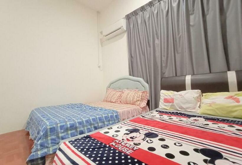 בית מלון כפרי Oyo 90187 Hello Kitty Homestay  Gated Sibu