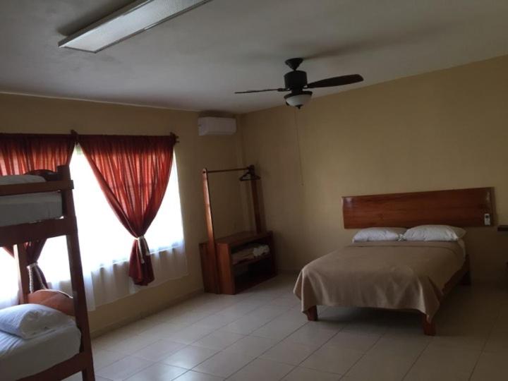 پانسیون Hostal Aquismon