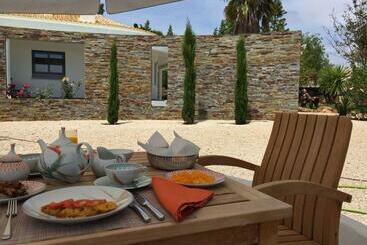 تختخواب و صبحانه L&f House