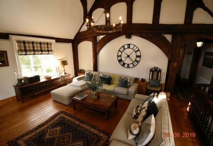 تختخواب و صبحانه White Hall Farm