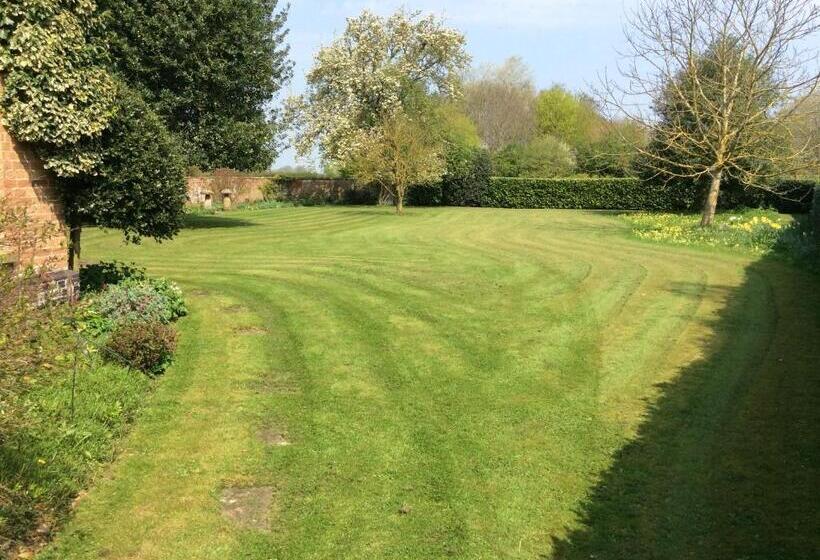 تختخواب و صبحانه White Hall Farm