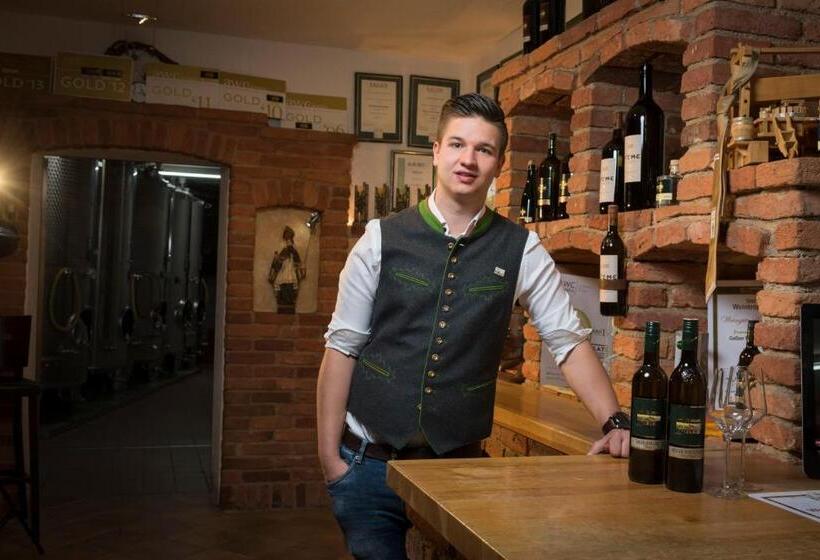 هتل Weingut Wohlfühlzimmer Adam Lieleg