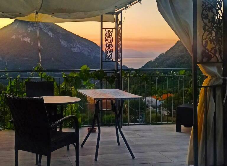 تختخواب و صبحانه La Roccia Incantata Amalfi Coast