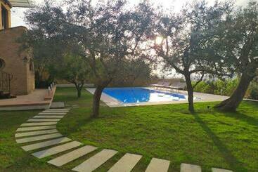 تختخواب و صبحانه Villa C Luxury Estate