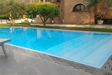 تختخواب و صبحانه Villa C Luxury Estate
