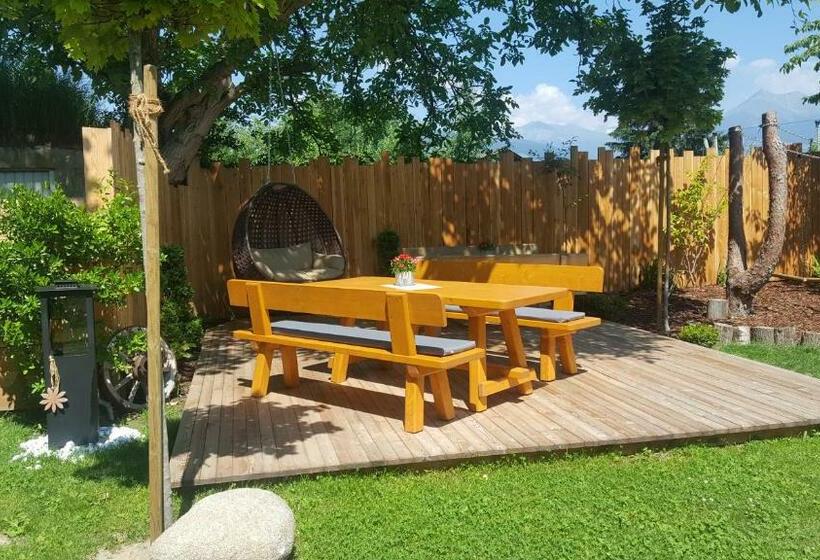 Отель Appartements Schusterhof