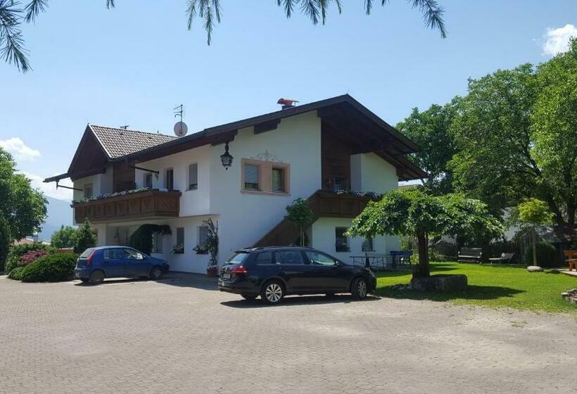 Отель Appartements Schusterhof