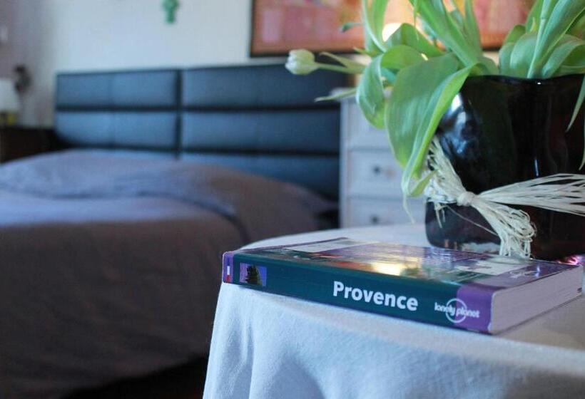 פנסיון Les Volets Bleus Provence