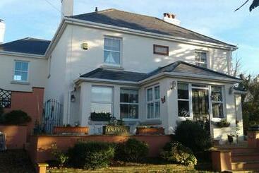 تختخواب و صبحانه Little Orchard House
