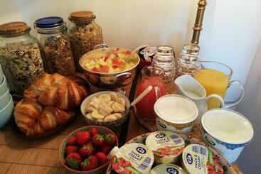 تختخواب و صبحانه Little Orchard House
