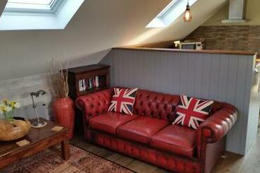 تختخواب و صبحانه Little Orchard House