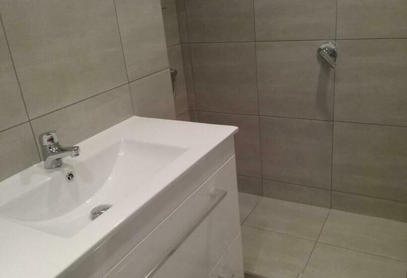 פנסיון Charmae Guest House