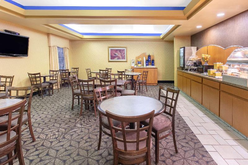 Отель Days Inn By Wyndham Tulsa Central