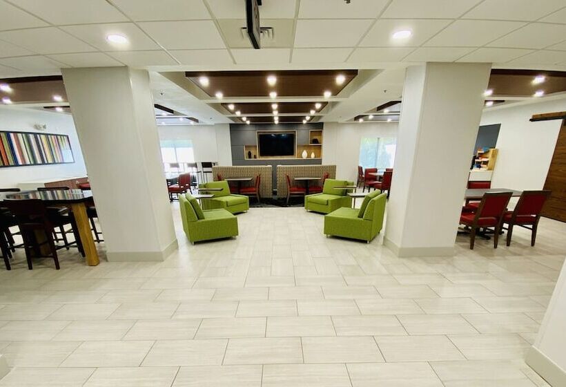 هتل Holiday Inn Express & Suites Chesapeake, An Ihg