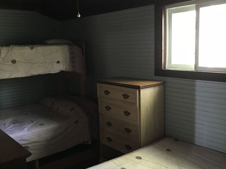 리조트 Mowat Landing Cottages