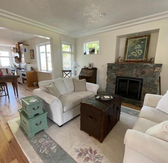 פנסיון Eaglenest Manor Cowichan