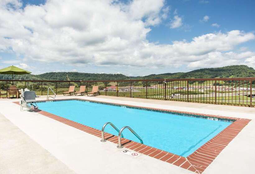 ホテル Days Inn & Suites By Wyndham Sutton Flatwoods