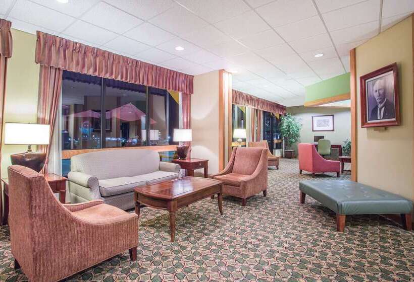 ホテル Days Inn & Suites By Wyndham Sutton Flatwoods