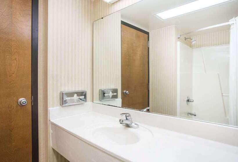 ホテル Days Inn & Suites By Wyndham Sutton Flatwoods