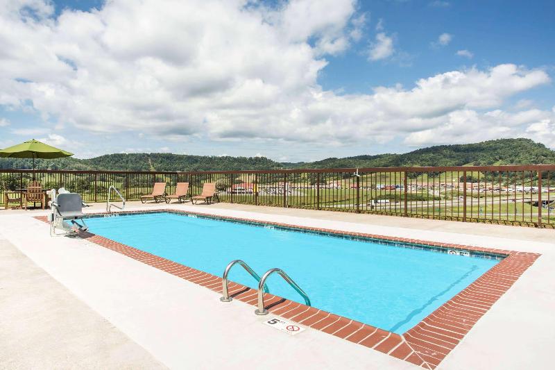 ホテル Days Inn & Suites By Wyndham Sutton Flatwoods