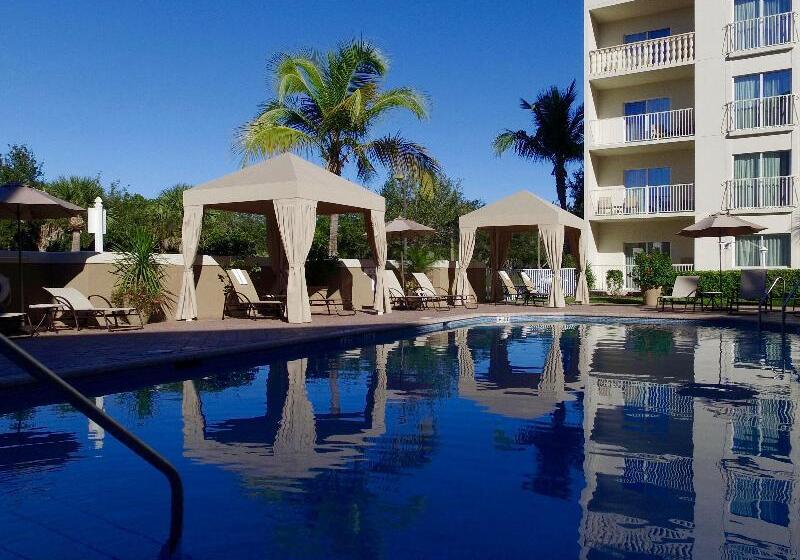 בית מלון כפרי Holiday Inn Express & Suites Naples Downtown   5th Avenue, An Ihg
